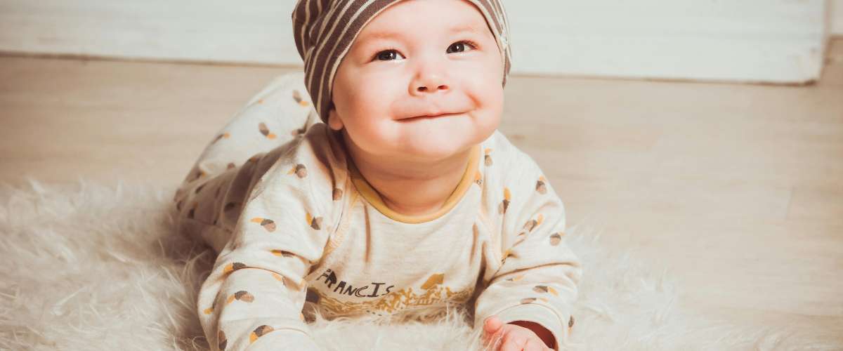 Bebe qui se deplace sur les genoux